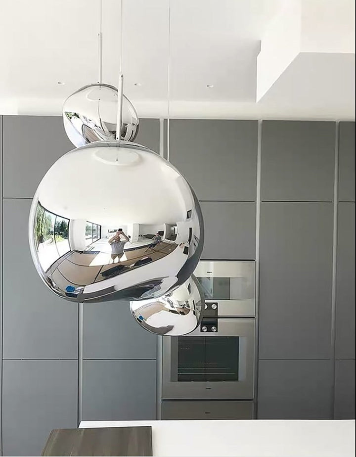 Stämningsfull belysning tänd i en elegant hänglampa