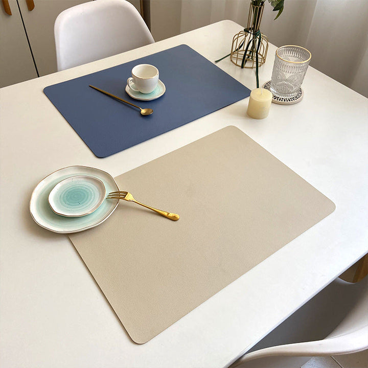Blå och beiga bordsdukar med matchande kaffekopp och tallrik på bordet