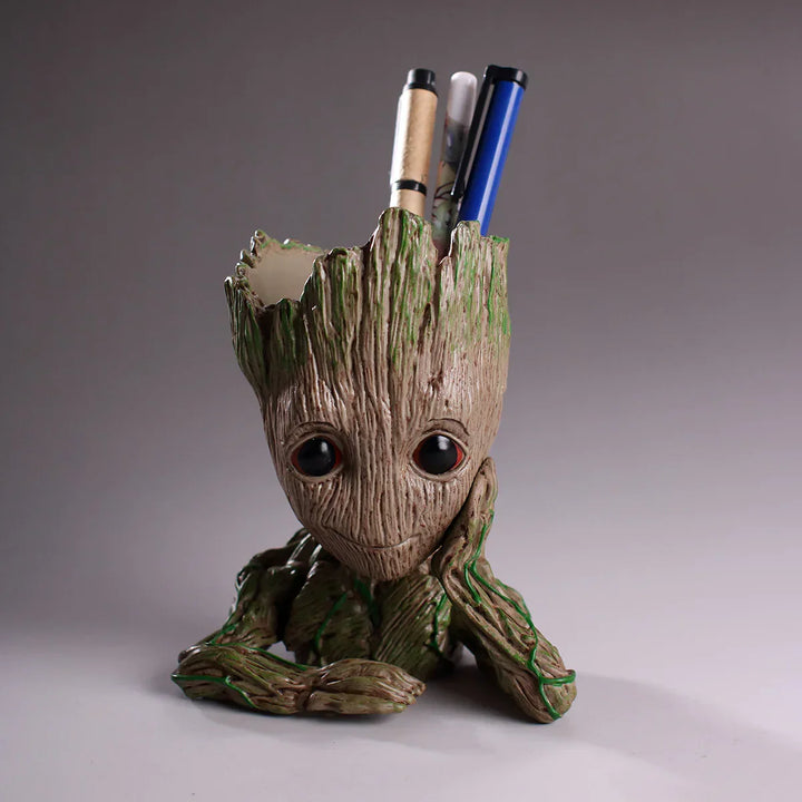 Baby Groot använd som praktisk pennhållare på skrivbordet
