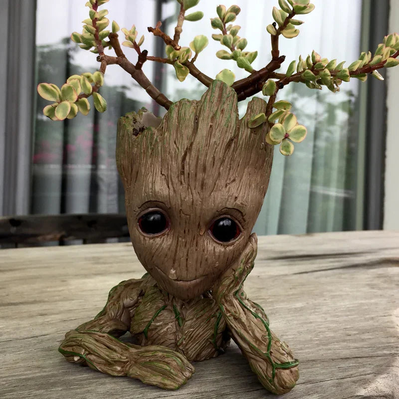 Baby Groot fylld med gröna växter och mossa