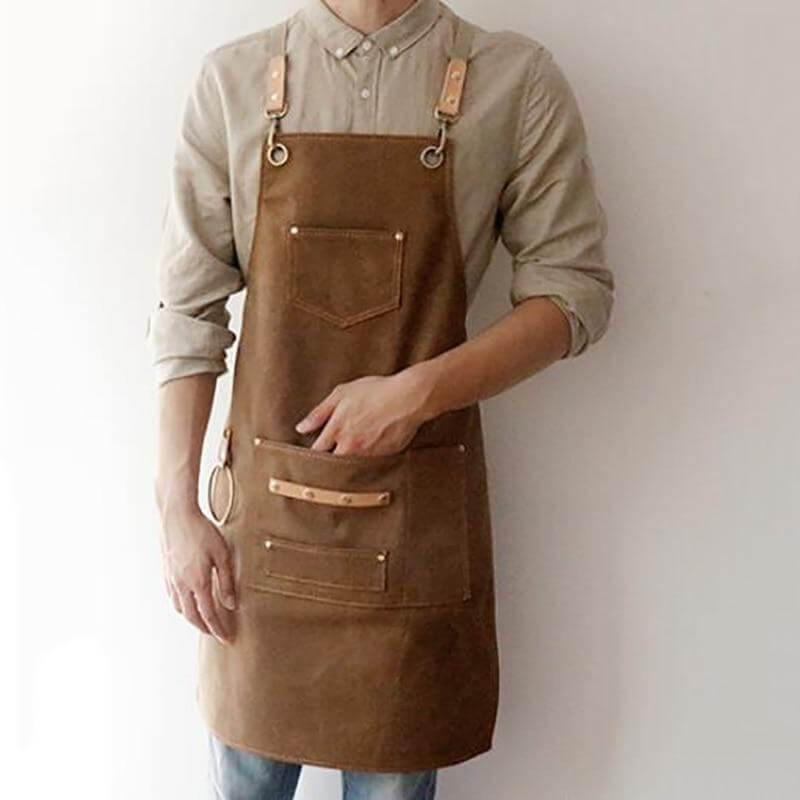 Man i skjorta som bär ett brunt vintage kockförkläde med praktiska fickor