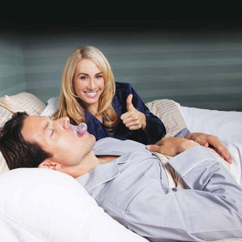 Person som sover gott med antisnark enhet
