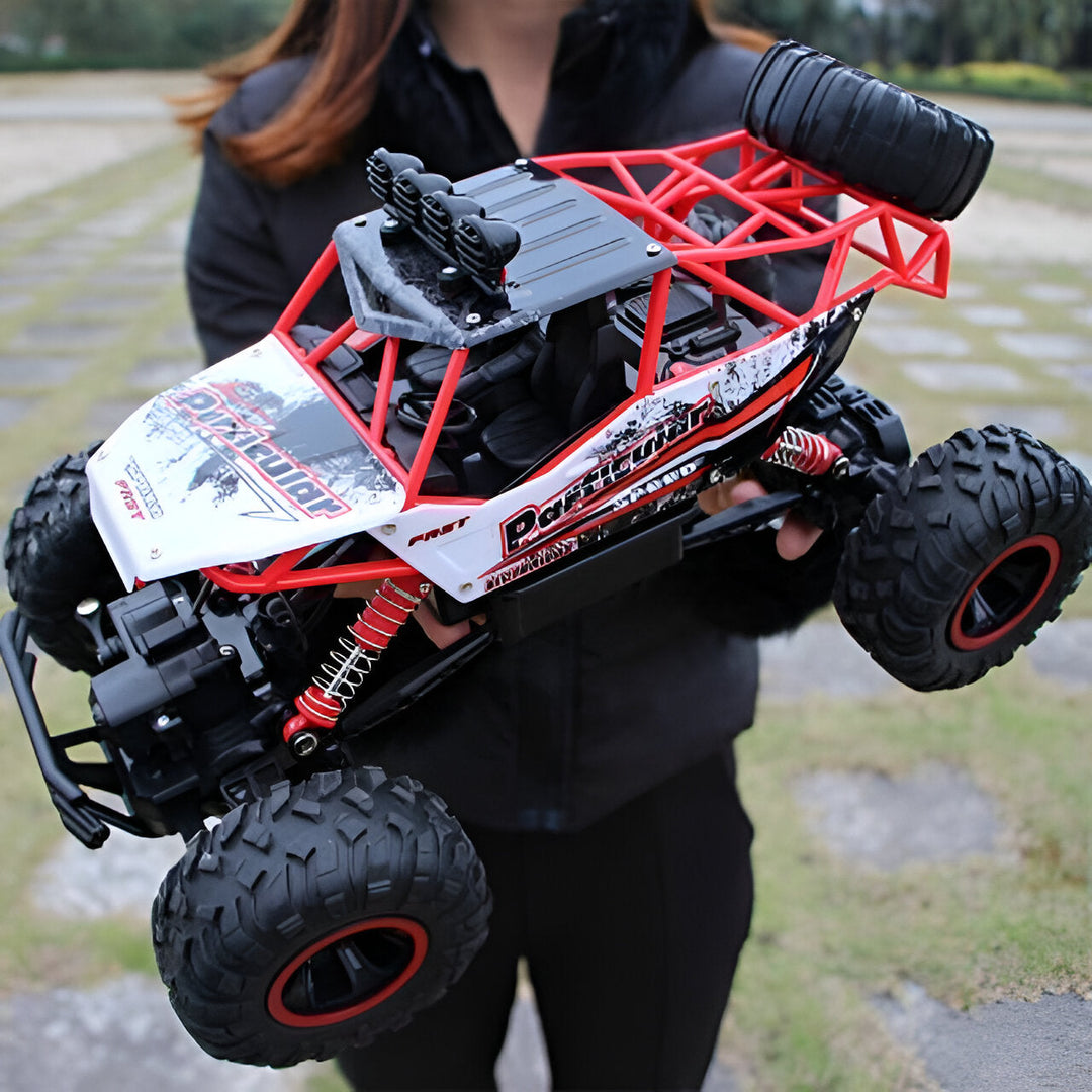 Röd 4x4 radiostyrd monstertruck som visas utomhus