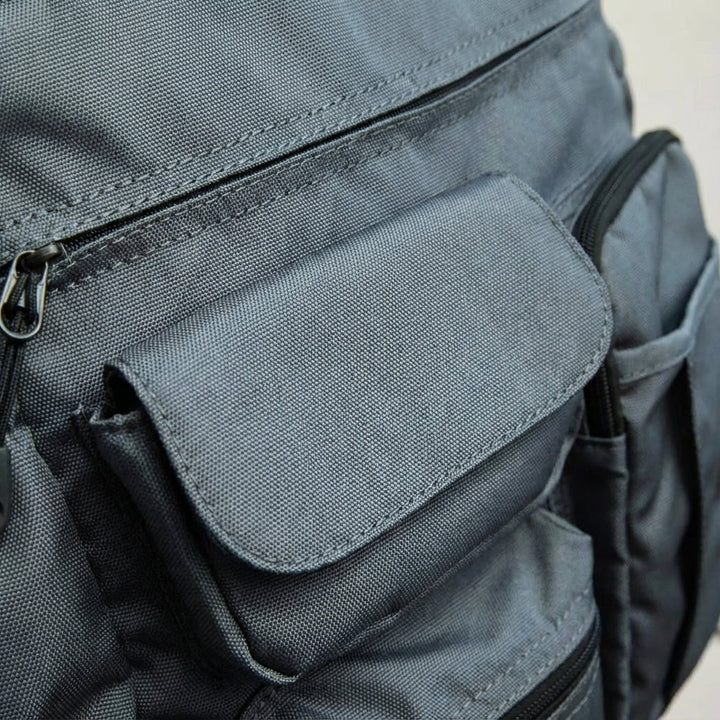 Elegant portfölj/arbetsväska med axelrem och säkert laptopfack. Idealisk för affärsmöten.