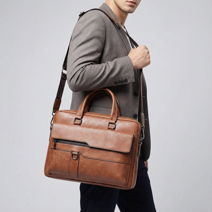 Elegant MetroBrief laptopväska i svart PU-läder. Klassisk design för en professionell look på kontoret.