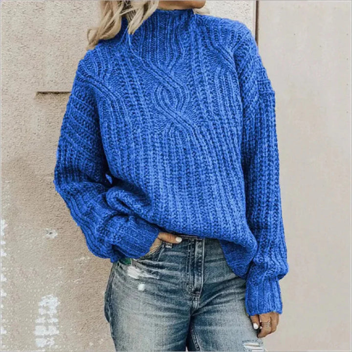 Elegant damtröja i stickat material visad i helfigur för höstmode och vintermode