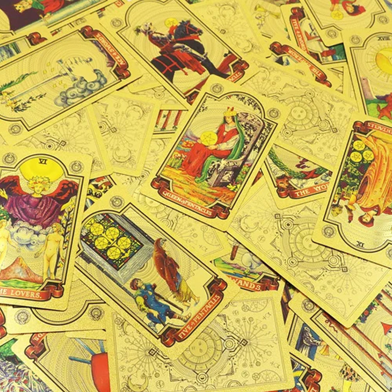 "PVC guld tarotkort i elegant guld-folie med matt guldfolietryck, perfekt för alla tarotläsare."