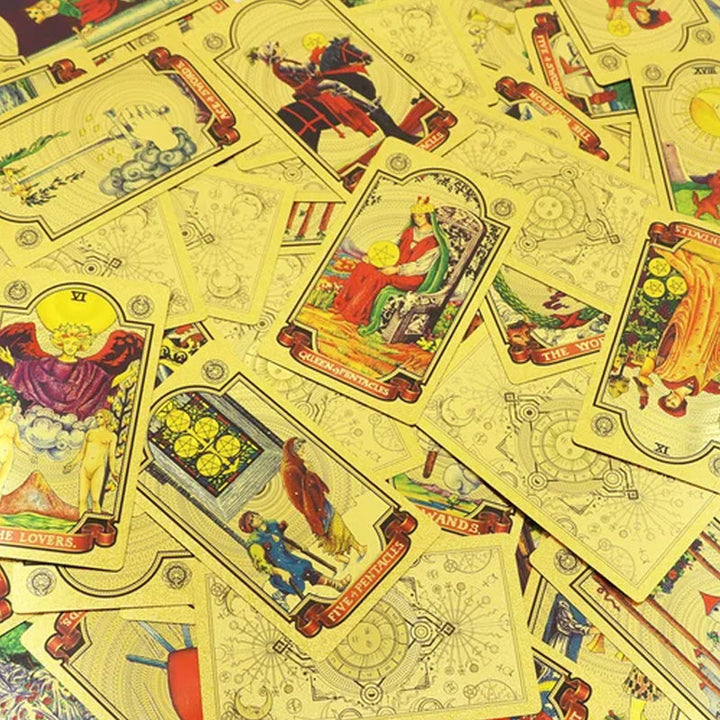 "PVC guld tarotkort i elegant guld-folie med matt guldfolietryck, perfekt för alla tarotläsare."