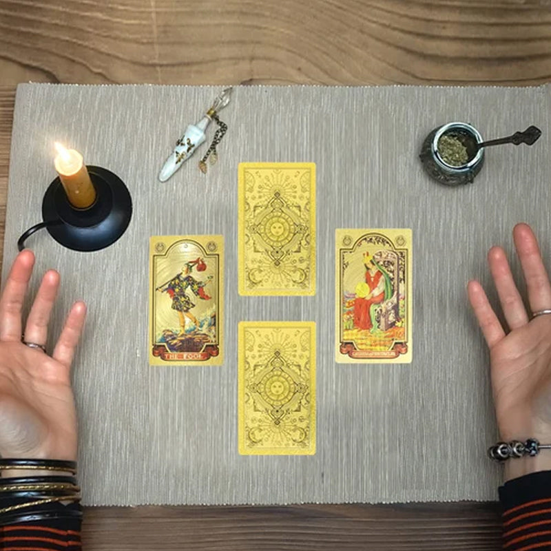 "PVC guld tarotkort i elegant guld-folie med matt guldfolietryck, perfekt för alla tarotläsare."