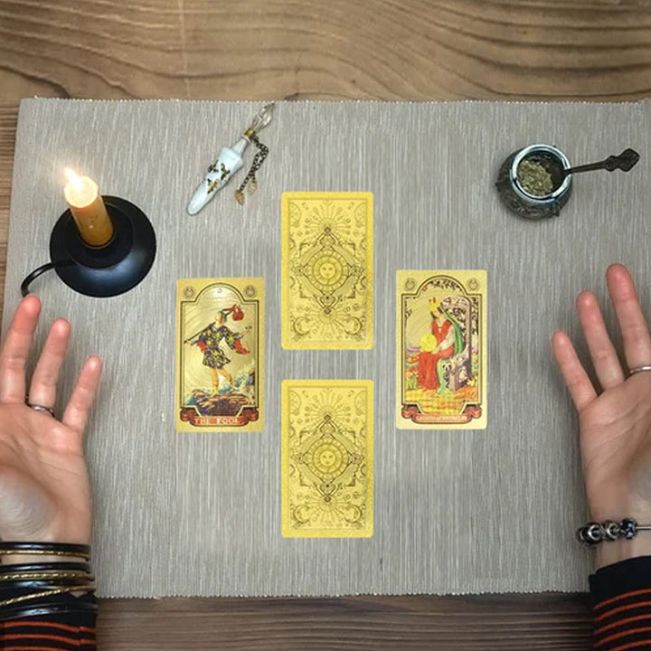 "PVC guld tarotkort i elegant guld-folie med matt guldfolietryck, perfekt för alla tarotläsare."