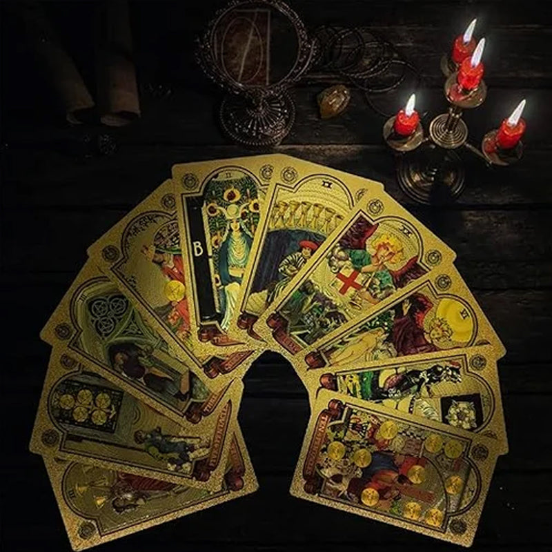 "PVC guld tarotkort i elegant guld-folie med matt guldfolietryck, perfekt för alla tarotläsare."