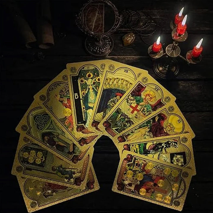 "PVC guld tarotkort i elegant guld-folie med matt guldfolietryck, perfekt för alla tarotläsare."