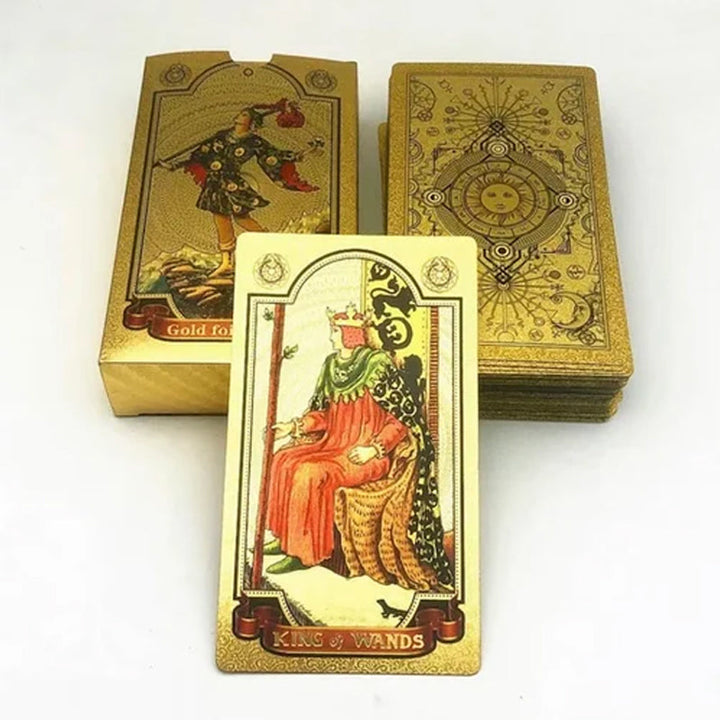 "PVC guld tarotkort i elegant guld-folie med matt guldfolietryck, perfekt för alla tarotläsare."