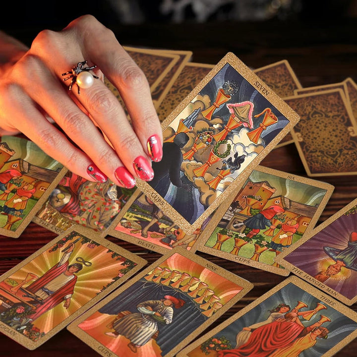 "PVC guld tarotkort i elegant guld-folie med matt guldfolietryck, perfekt för alla tarotläsare."