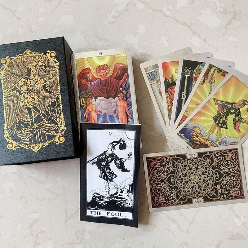 "PVC guld tarotkort i elegant guld-folie med matt guldfolietryck, perfekt för alla tarotläsare."