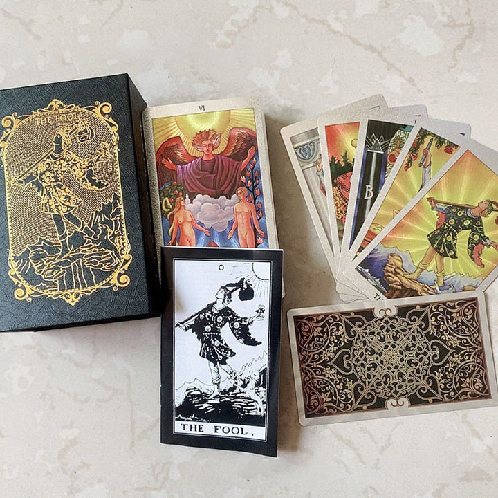 "PVC guld tarotkort i elegant guld-folie med matt guldfolietryck, perfekt för alla tarotläsare."