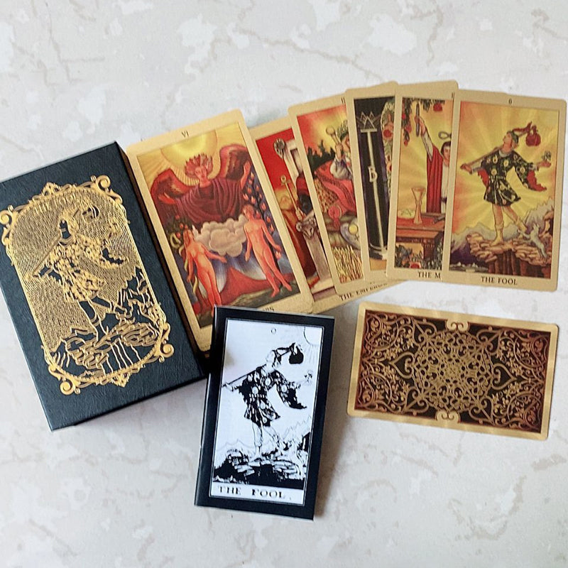 "PVC guld tarotkort i elegant guld-folie med matt guldfolietryck, perfekt för alla tarotläsare."