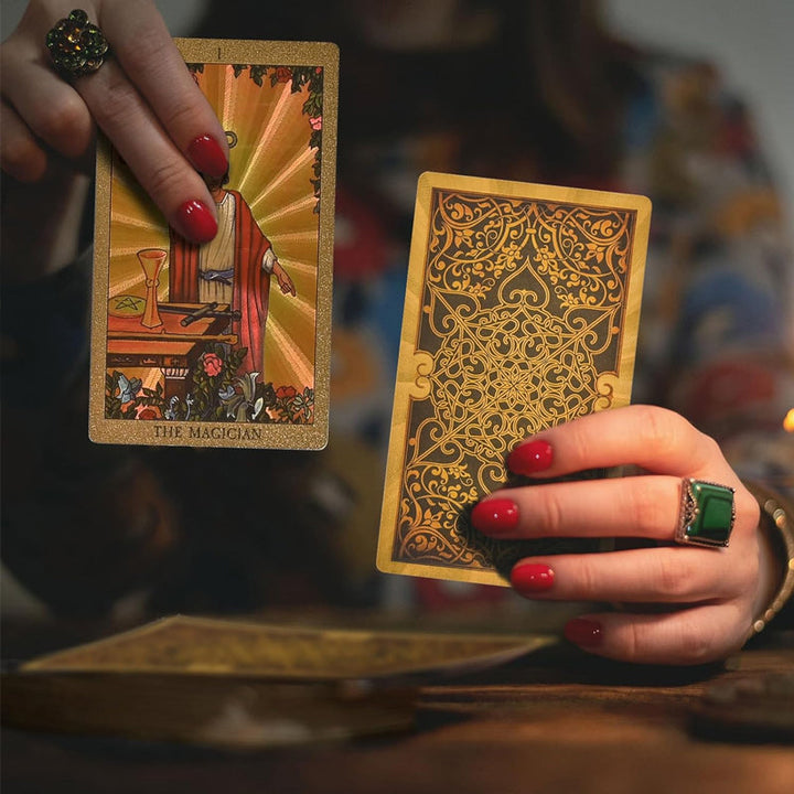 "PVC guld tarotkort i elegant guld-folie med matt guldfolietryck, perfekt för alla tarotläsare."
