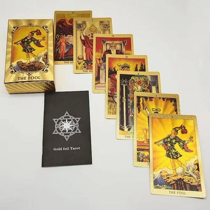 "PVC guld tarotkort i elegant guld-folie med matt guldfolietryck, perfekt för alla tarotläsare."