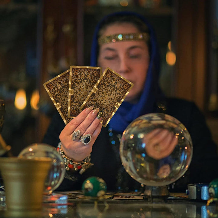 "PVC guld tarotkort i elegant guld-folie med matt guldfolietryck, perfekt för alla tarotläsare."