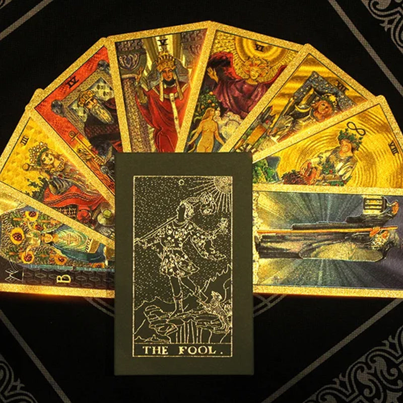 "PVC guld tarotkort i elegant guld-folie med matt guldfolietryck, perfekt för alla tarotläsare."