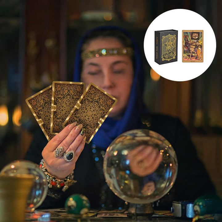 "PVC guld tarotkort i elegant guld-folie med matt guldfolietryck, perfekt för alla tarotläsare."
