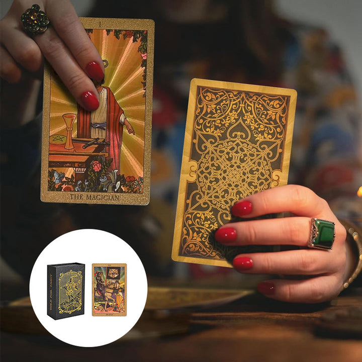"PVC guld tarotkort i elegant guld-folie med matt guldfolietryck, perfekt för alla tarotläsare."