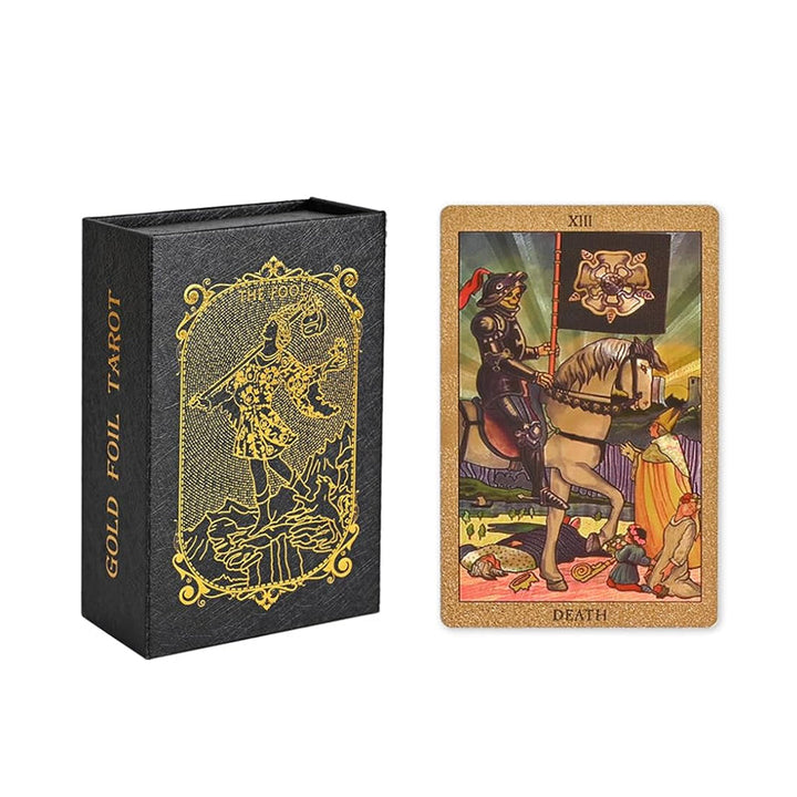 "PVC guld tarotkort i elegant guld-folie med matt guldfolietryck, perfekt för alla tarotläsare."