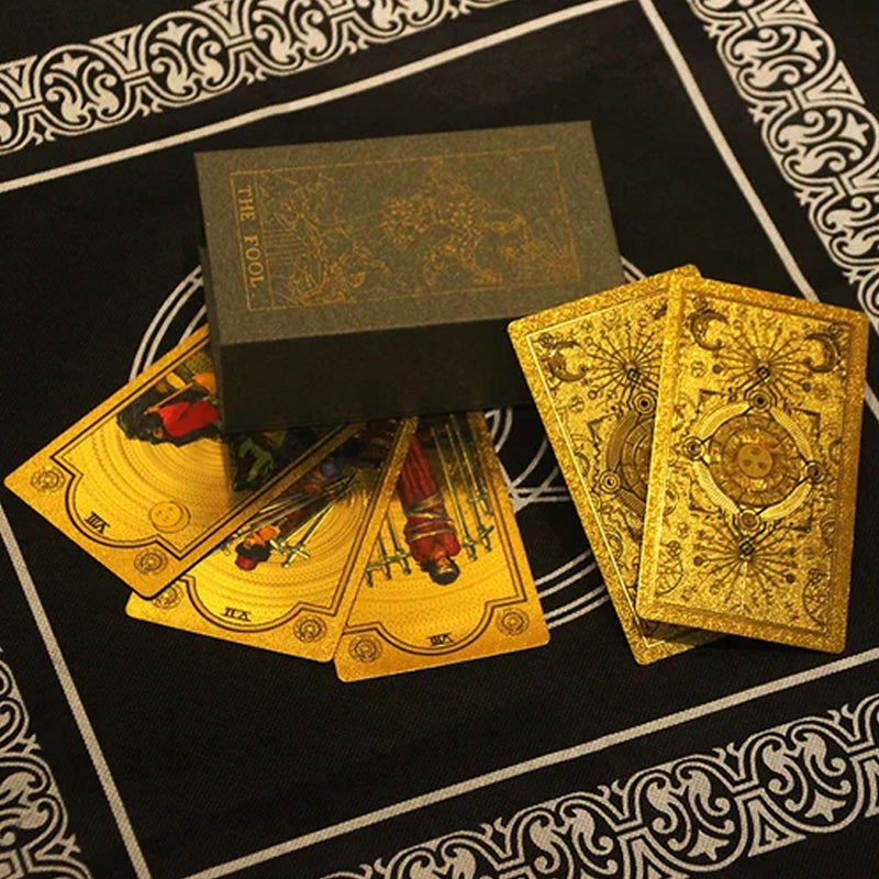 "PVC guld tarotkort i elegant guld-folie med matt guldfolietryck, perfekt för alla tarotläsare."