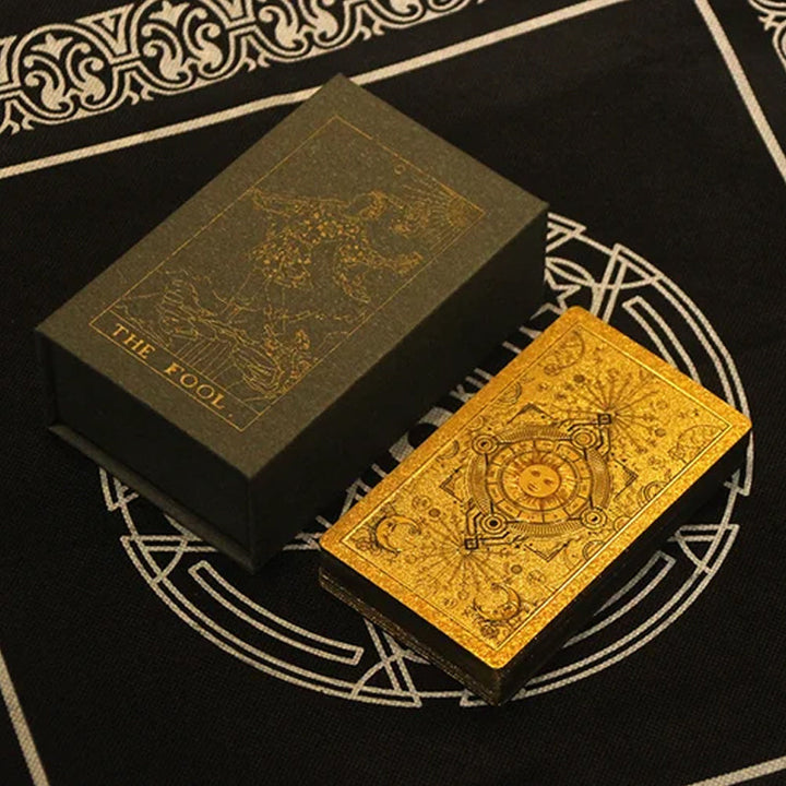 "PVC guld tarotkort i elegant guld-folie med matt guldfolietryck, perfekt för alla tarotläsare."