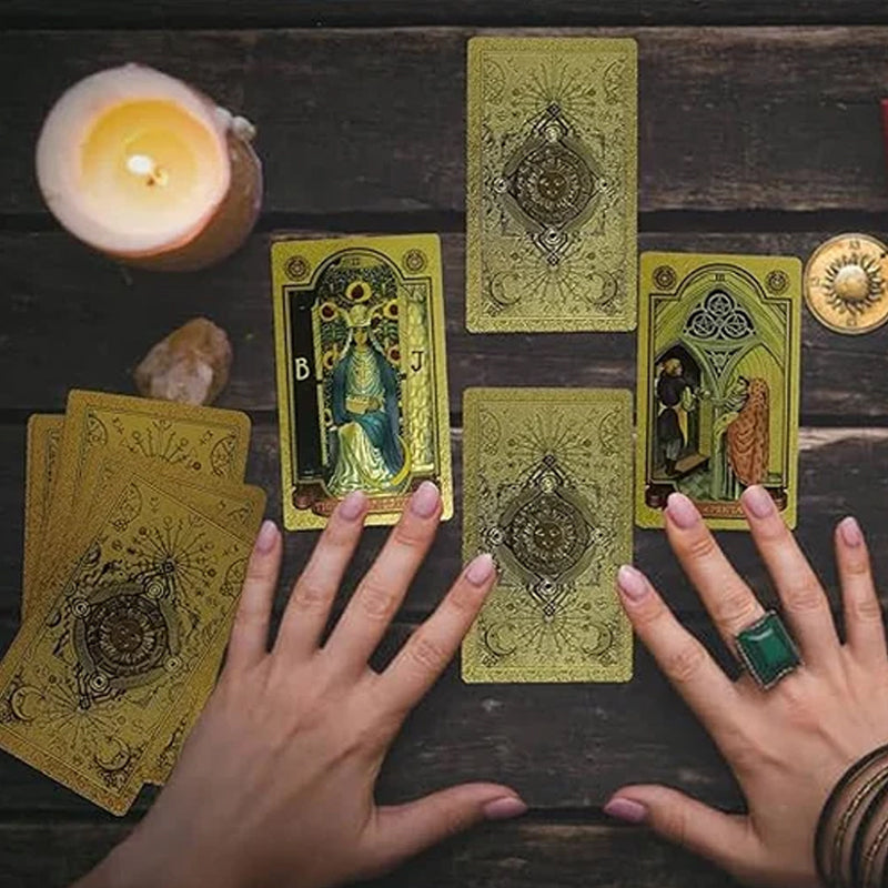 "PVC guld tarotkort i elegant guld-folie med matt guldfolietryck, perfekt för alla tarotläsare."