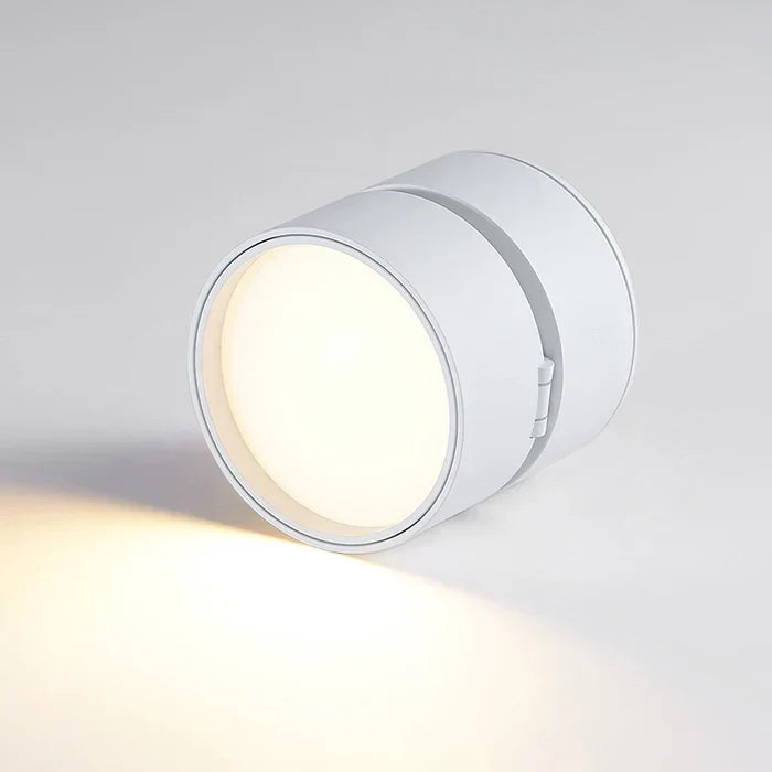 Stilfull inredning med en minimalistisk taklampa i mörk färgton