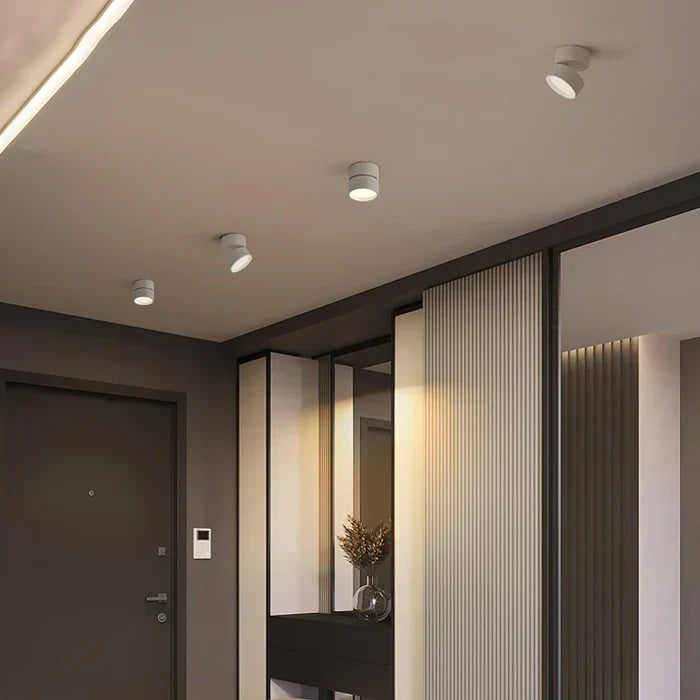 Vitt takmonterade LED-lampor i en modern hall