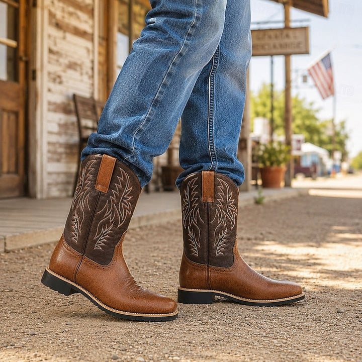 Wade western cowboy boots i brun färg sedda från sidan på dammig gata