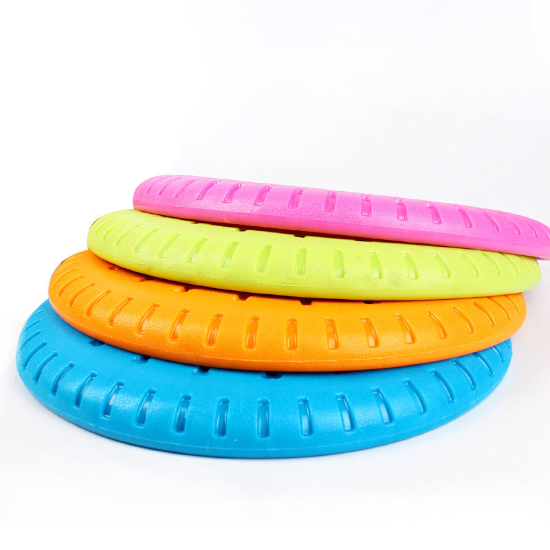 Röd aktiverande hundleksak frisbee av gummi för apportlek och hundträning utomhus.