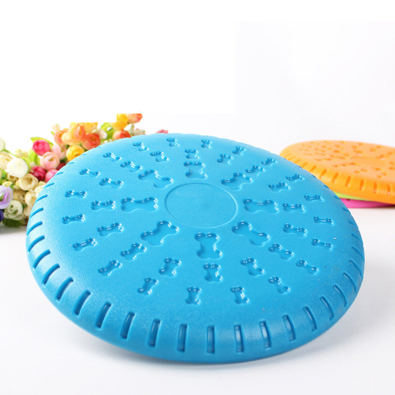 Närbild på tålig, flexibel gummifrisbee i röd färg, idealisk hundleksak för utomhuslek och aktivitet.