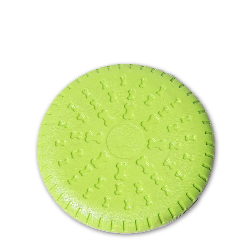 Hund och ägare leker apport med en tålig gummifrisbee, perfekt hundtillbehör för lekfull hundträning utomhus.