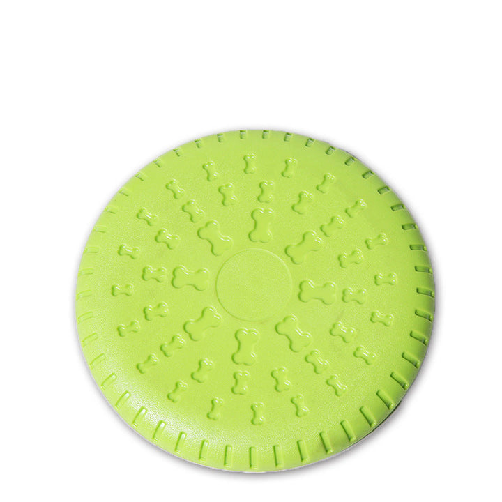 Hund och ägare leker apport med en tålig gummifrisbee, perfekt hundtillbehör för lekfull hundträning utomhus.