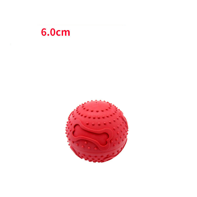 Röd aktiveringsboll i gummi, designad för hundens lek & mental stimulans med långsam matutdelning.