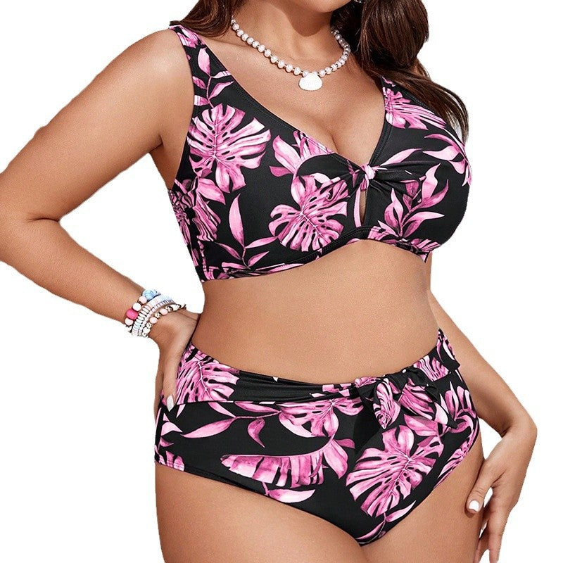 Trendig dam bikini med hög midja och detaljerat blommönster, ett måste för sommarens badkläder.