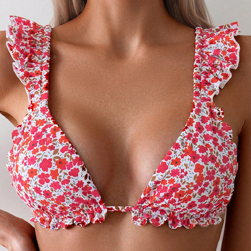 Dam triangelbikini set med röda volanger och blommigt mönster. Högskurna badkläder för stranddagar.