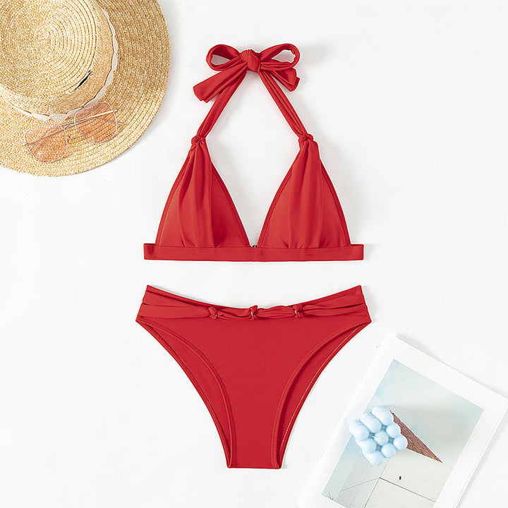 Kvinnors röda triangelbikini med elastisk hållare och unik asymmetrisk design. Bekväma badkläder.