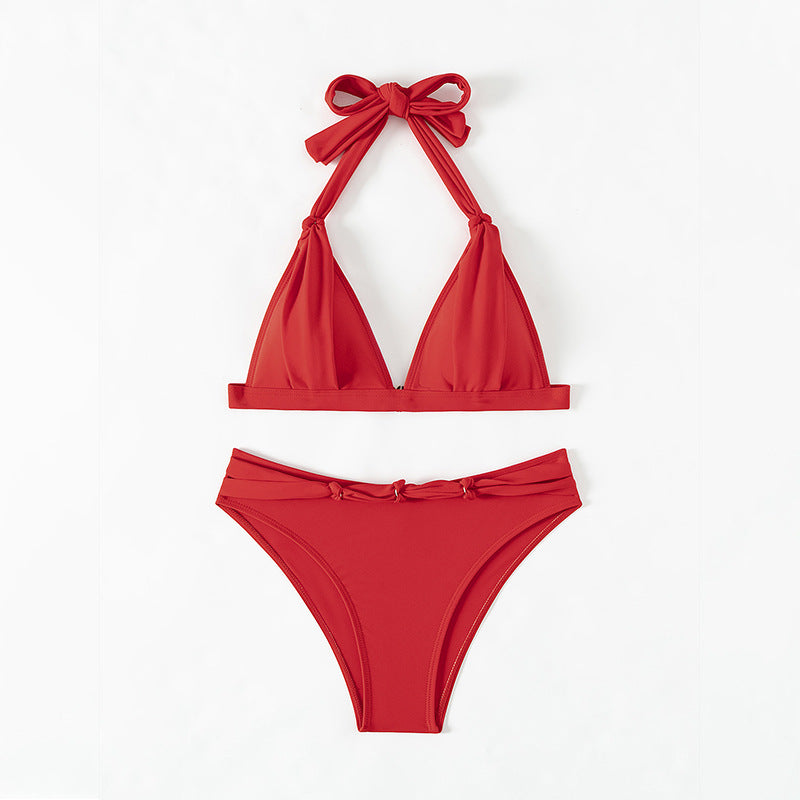 Snygg röd damtriangelbikini med modern asymmetrisk skärning. Idealisk badkläder för sommar & sol.