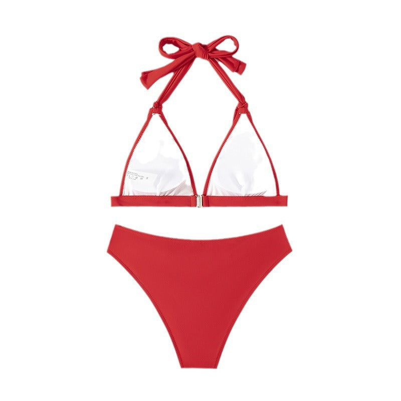 Elegant triangelbikini för kvinnor i rött. Elastisk passform och asymmetrisk detalj ger unik stil.
