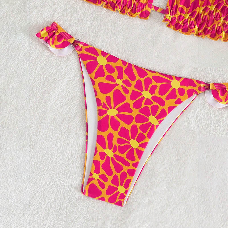Modern röd damtriangelbikini med volanger, justerbara band. Essentiella badkläder för kvinnor.