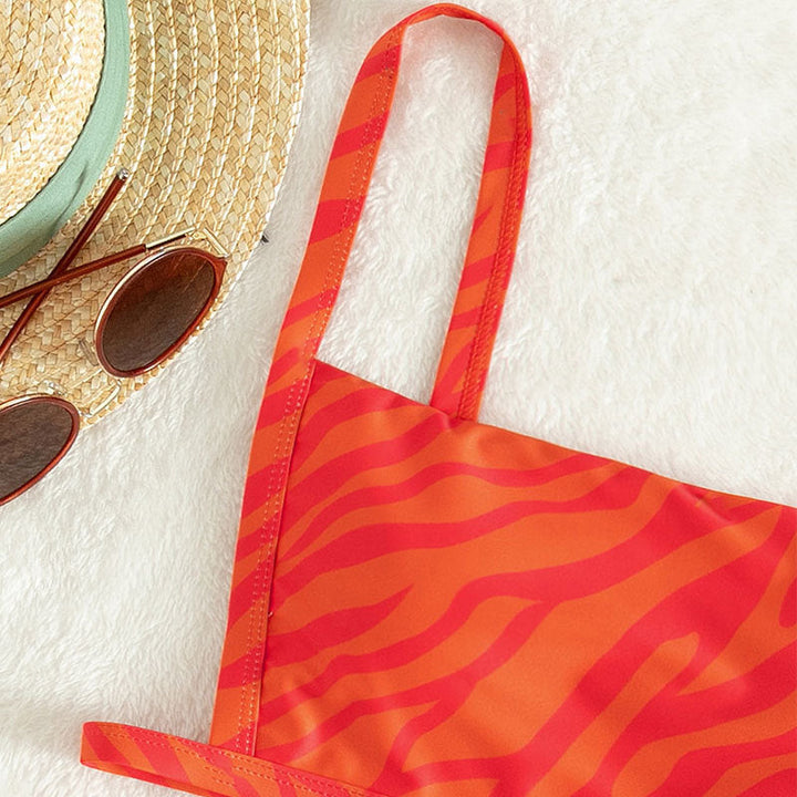 Trendig röd triangelbikini dam, sportig badkläder med justerbara detaljer för strandmode.