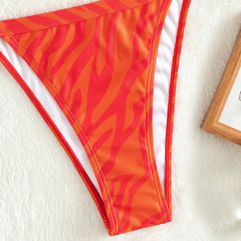 Detaljbild på röd sportig triangelbikini för dam, visar justerbara knytband.