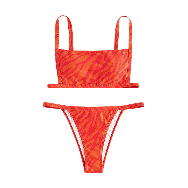 Röd triangelbikini för dam, justerbar och sportig, perfekt för en aktiv sommardag vid vattnet.