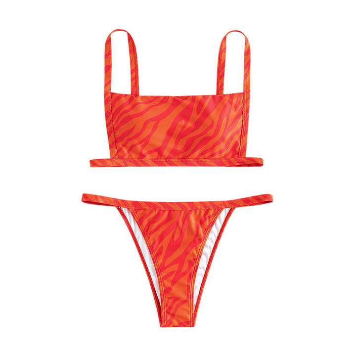 Röd triangelbikini för dam, justerbar och sportig, perfekt för en aktiv sommardag vid vattnet.