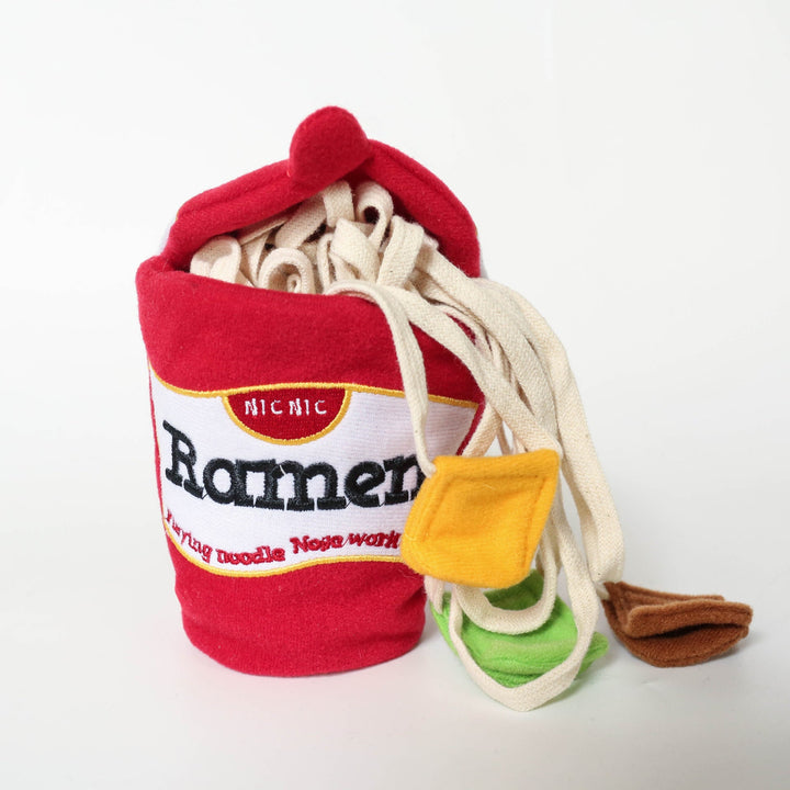 Röd mjuk hundleksak formad som ramen nudlar, perfekt för tugg och draglek för hundar.